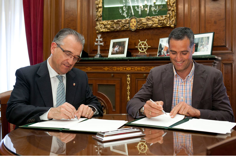 Firma Convenio Ayuntamiento de Pamplona y Fundación Miguel Induráin